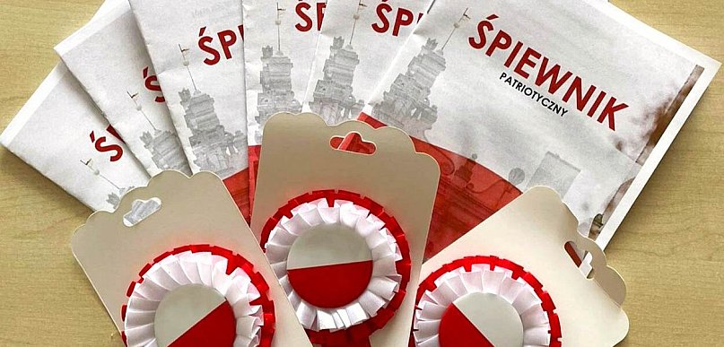 Śpiewniki patriotyczne i kotyliony na Święto Konstytucji 3 Maja