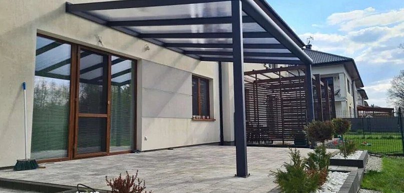 Przewodnik po najpopularniejszych materiałach na zadaszenia tarasowe