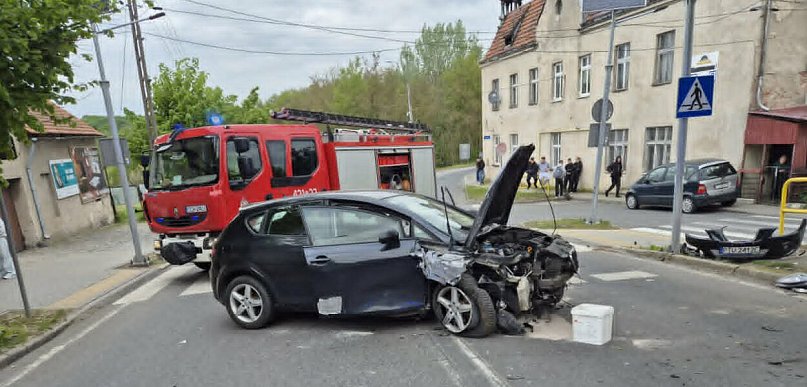 Groźny wypadek w Chełmnie. Auto uderzyło w drzewo, dwie osoby w szpitalu