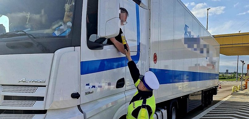 890 kierowców skontrolowanych podczas porannych działań na autostradzie