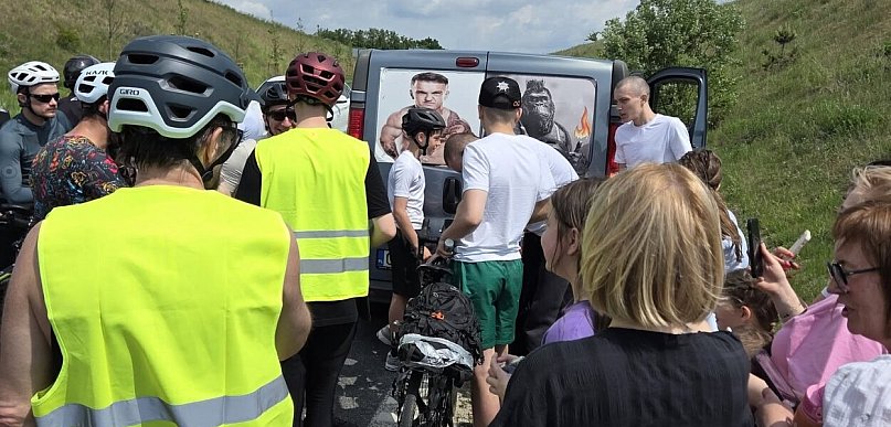 Spacerek na rowerze w towarzystwie Łatwoganga