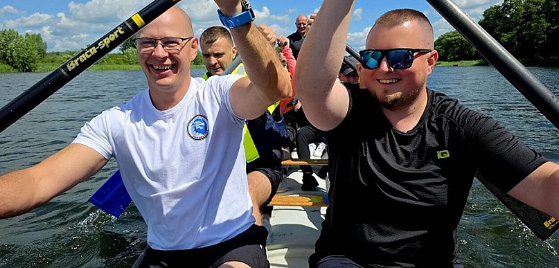 Wiosna na sportowo – policjanci z Chełmna popłynęli w szczytnym celu