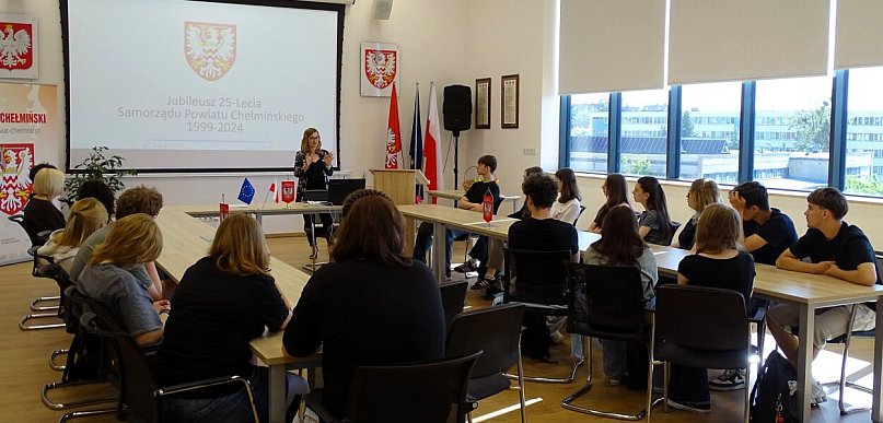 Dwie klasy z chełmińskiego ogólniaka na lekcji w Starostwie