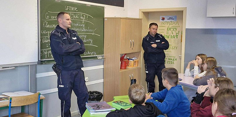 Chełmińscy policjanci uczą, jak przeciwdziałać przemocy rówieśniczej - 95978