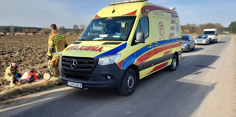 Upadek z motoroweru w Różnowie. Mężczyzna "wylądował" w rowie