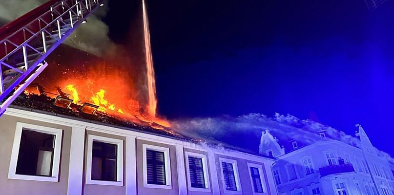 Aż 22 zastępy straży pożarnej gasiły wczorajszy pożar na ul. 22 Stycznia