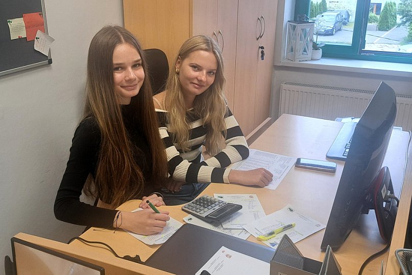 Uczniowie z liceum ogólnokształcącego pracowali...