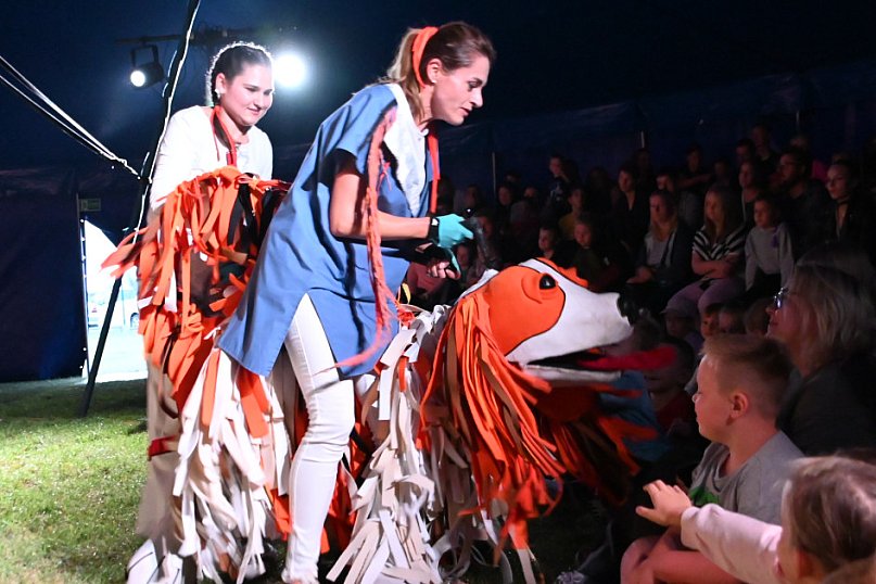 Magiczny teatr pod namiotem w Wabczu