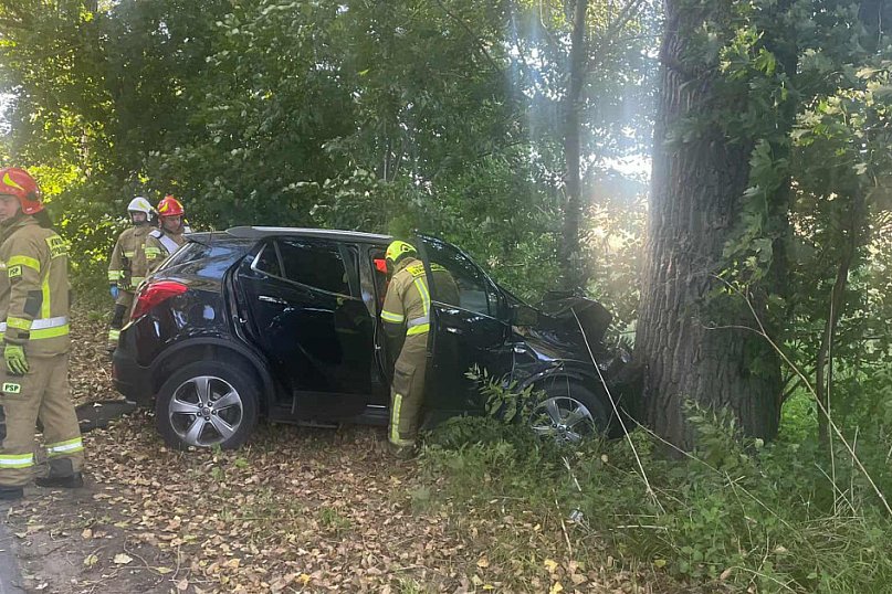 Wypadek w powiecie chełmińskim – samochód uderzył w drzewo