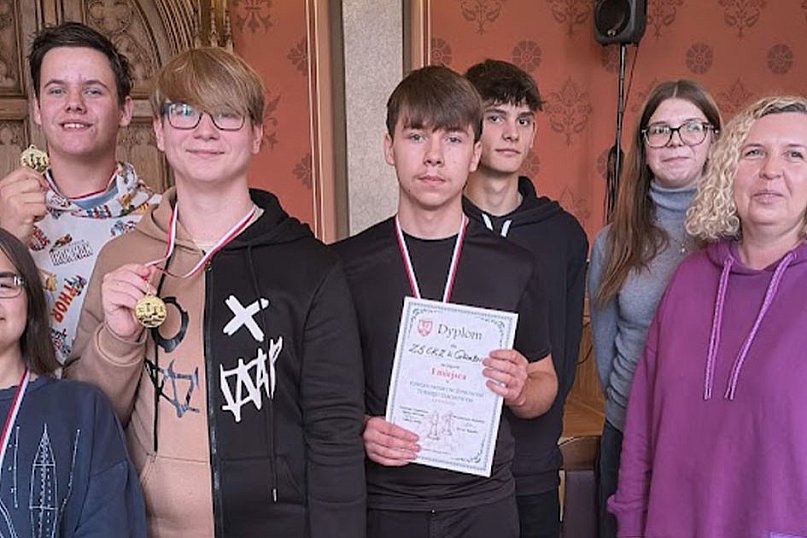 Młodzież gra w szachy! Jesteśmy dumni i gratulujemy