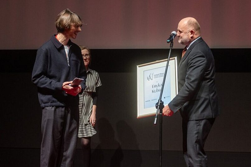 Statuetka Poli Negri dla Eryka Kulma