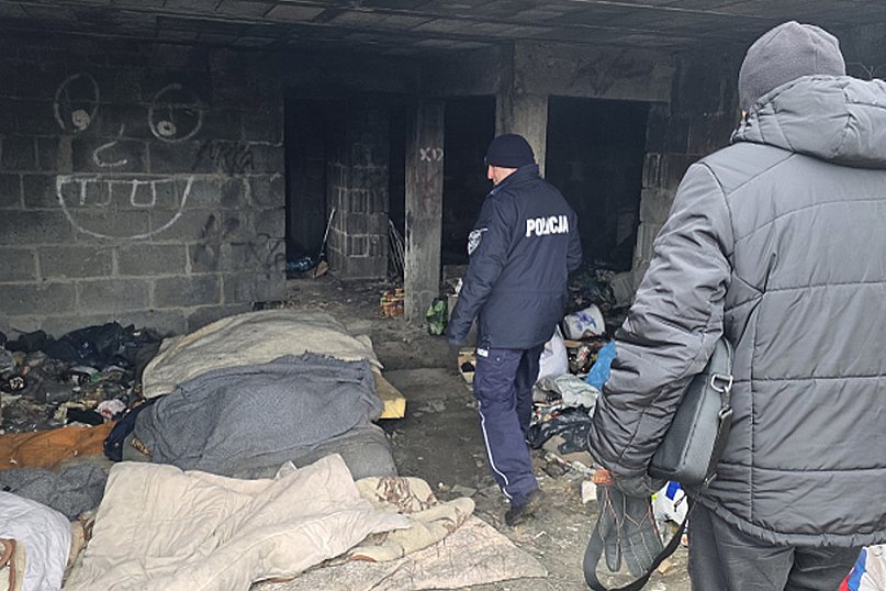 Policjanci kontrolują miejsca przebywania osób w kryzysie bezdomności