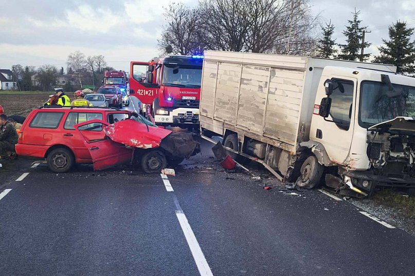 Zderzenie samochodu osobowego z ciężarówką, jedna osoba ranna