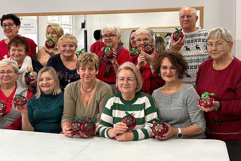 Warsztaty tworzenia dekoracyjnych medalionów w Klubie Seniora