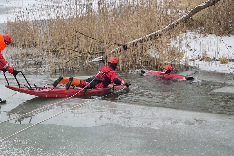 Bezpieczne akcje ratunkowe: Strażacy ćwiczą na lodzie