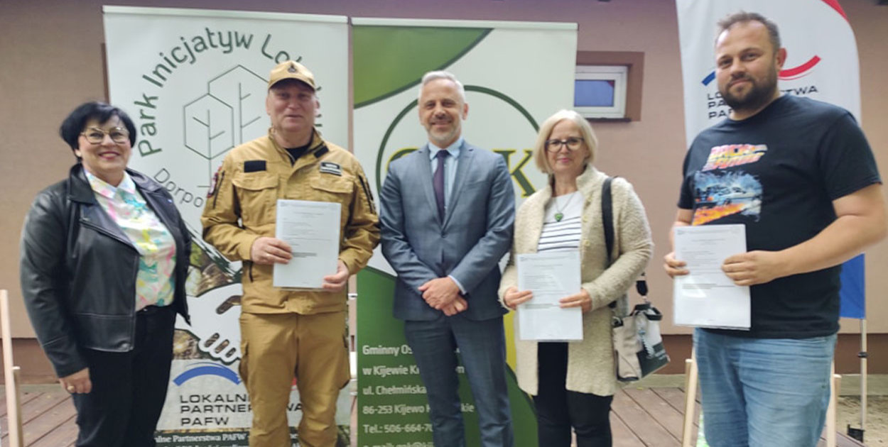 Podpisanie umów na realizację inicjatyw lokalnych