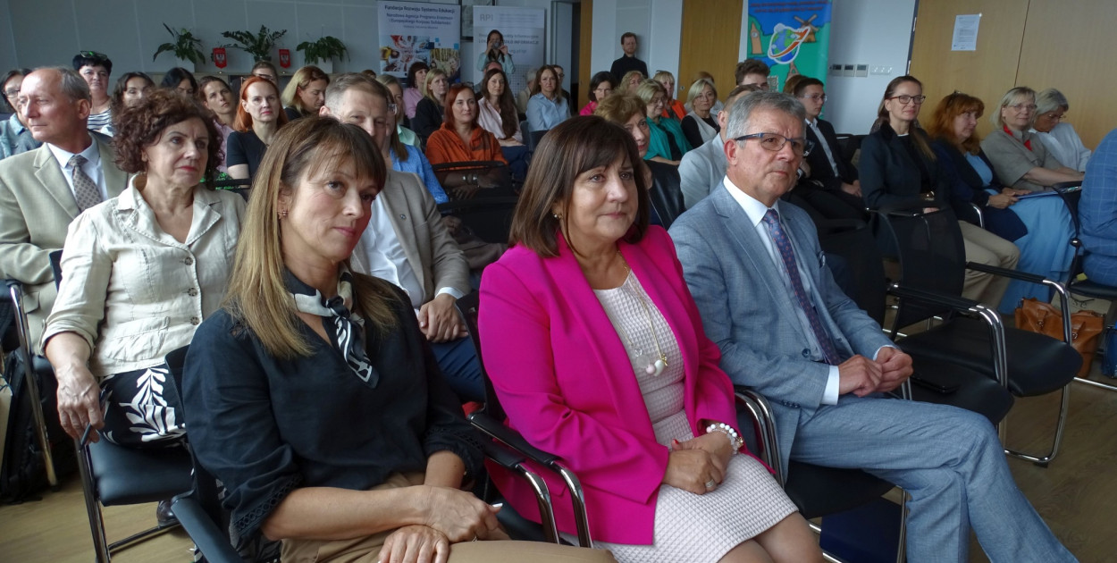 Samorządowcy, dyrektorzy szkół i nauczyciele poznawali zalety Erasmusa...