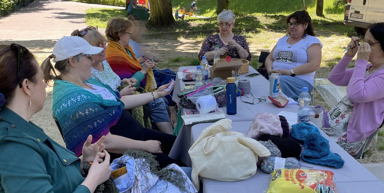 Spotkanie z okazji Światowego Dnia Dziergania w Miejscach Publicznych 