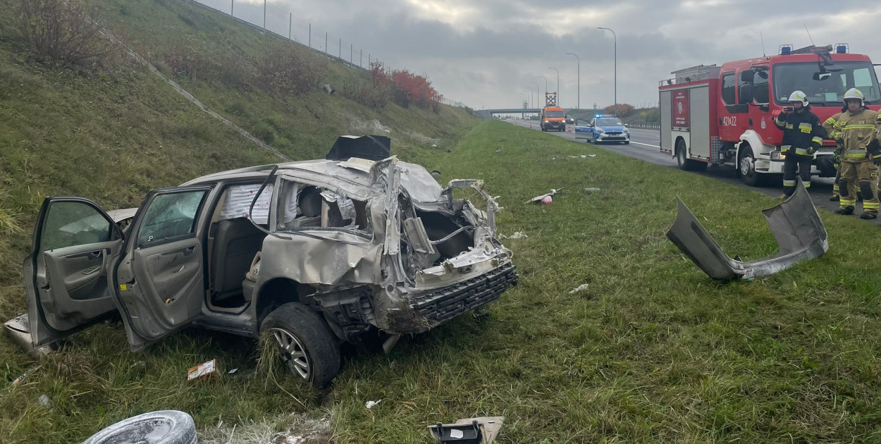 Dachowanie samochodu osobowego na A1 – jedna osoba poszkodowana