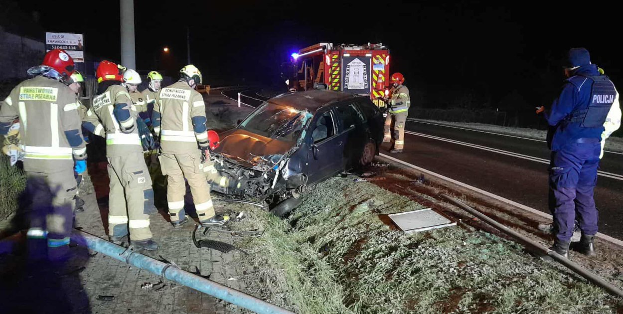 Nocne dachowanie samochodu na DK55 w Wabczu