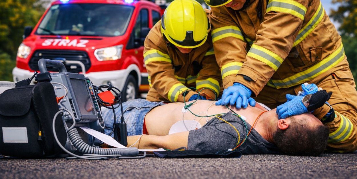 Błyskawiczna akcja ratunkowa przy markecie.  Kto uratował życie mężczyźnie?