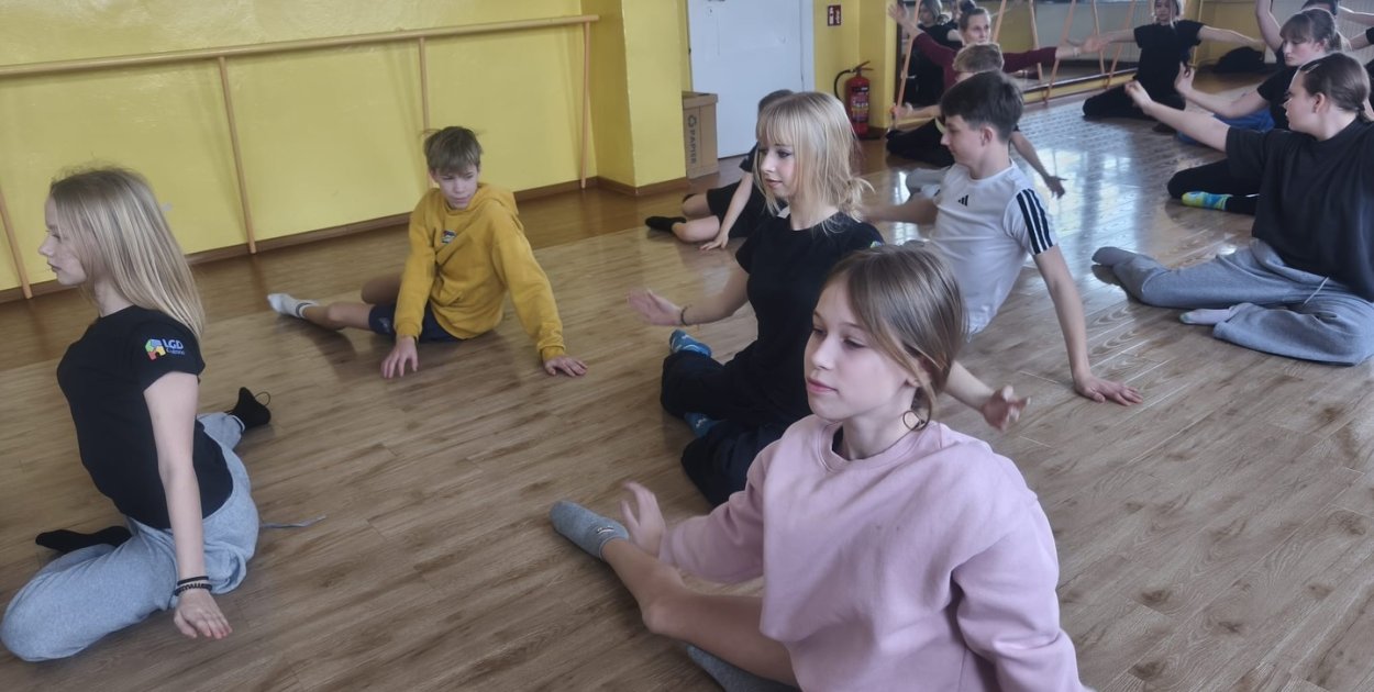Warsztaty teatru tańca w projekcie Artystyczny Klub Młodzieżowy