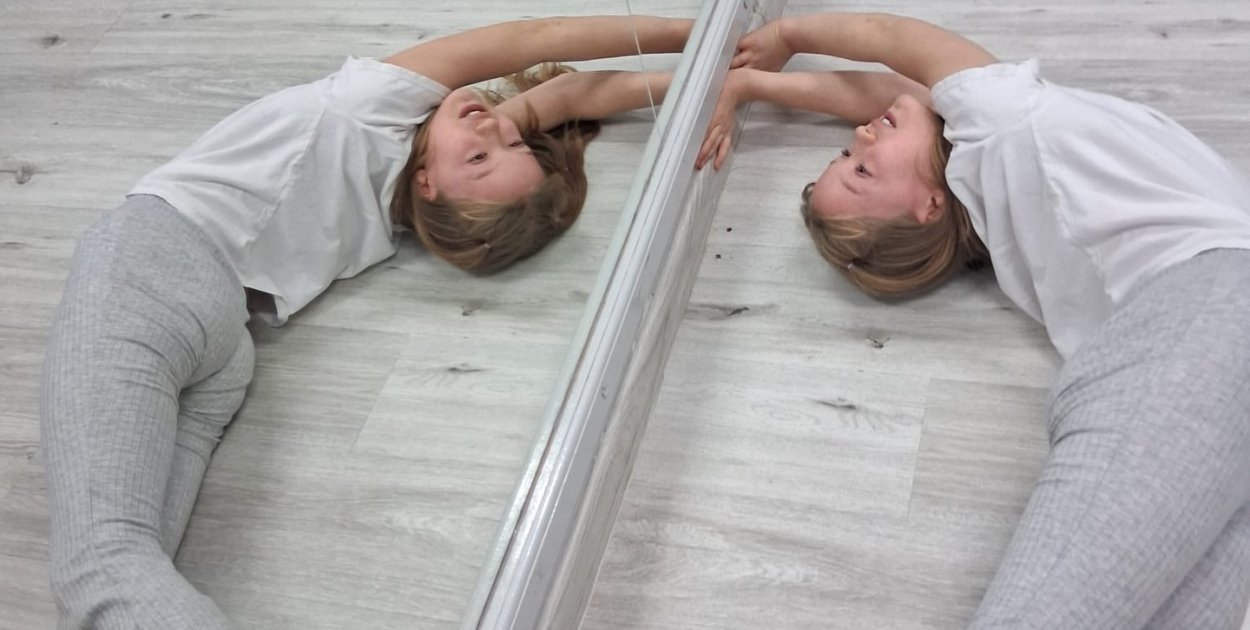 Zajęcia gimnastyki artystycznej w Artystycznym Klubie Młodzieżowym