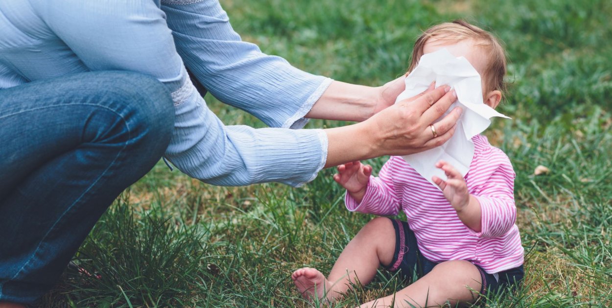 Higiena w warunkach polowych. Co spakować, by bezpiecznie przewinąć dziecko w tras