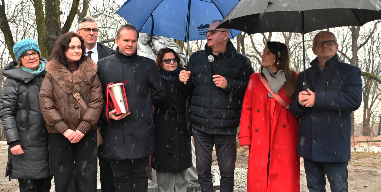 Uroczyste odsłonięcie pomnika zakochanych Krystyny i Kaspra