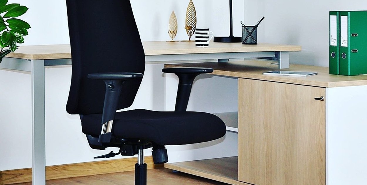 Ergonomiczny fotel biurowy a bóle pleców — co warto wiedzieć?