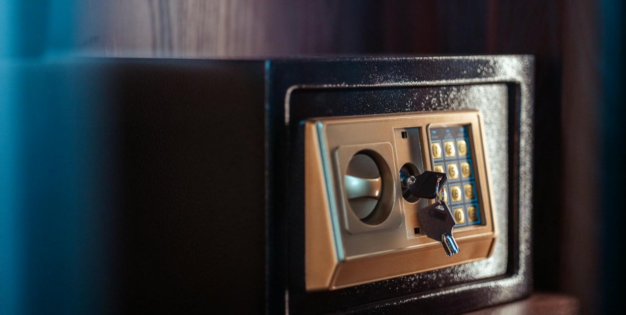 Sejf S1 na broń krótką – czy to zawsze wystarczające zabezpieczenie w domu?
