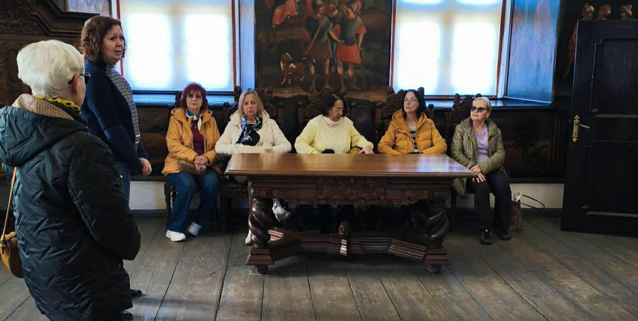 Sztuka, historia i pasja – seniorzy w świecie rodziny Piotrowiczów