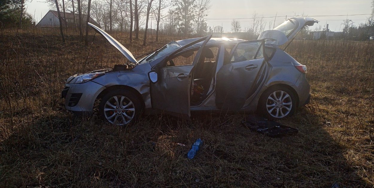 Dachowanie samochodu osobowego w Kolnie. Kierowca odmówił pomocy medycznej