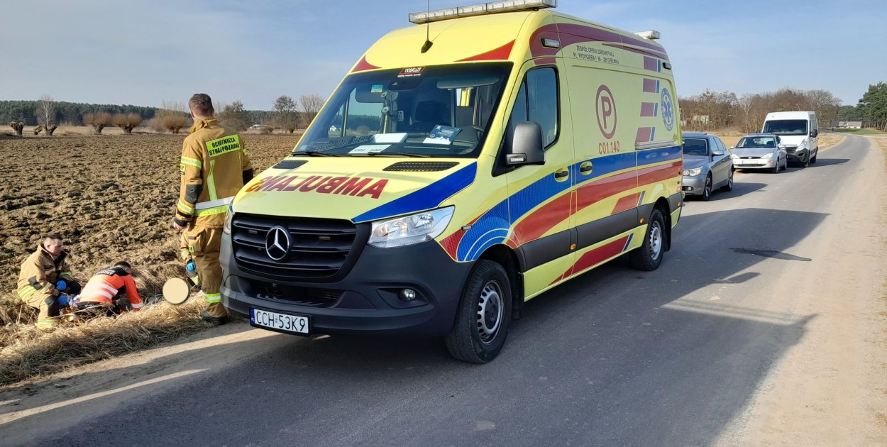 Upadek z motoroweru w Różnowie. Mężczyzna "wylądował" w rowie