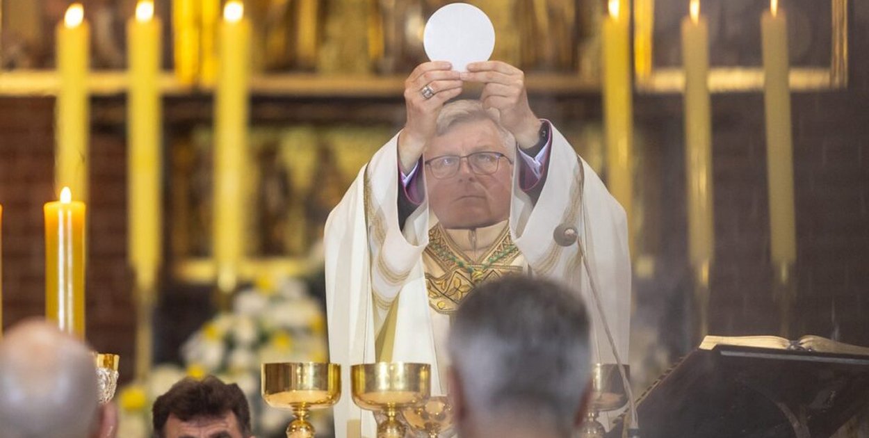 Zmartwychwstały objawia się przez ludzi