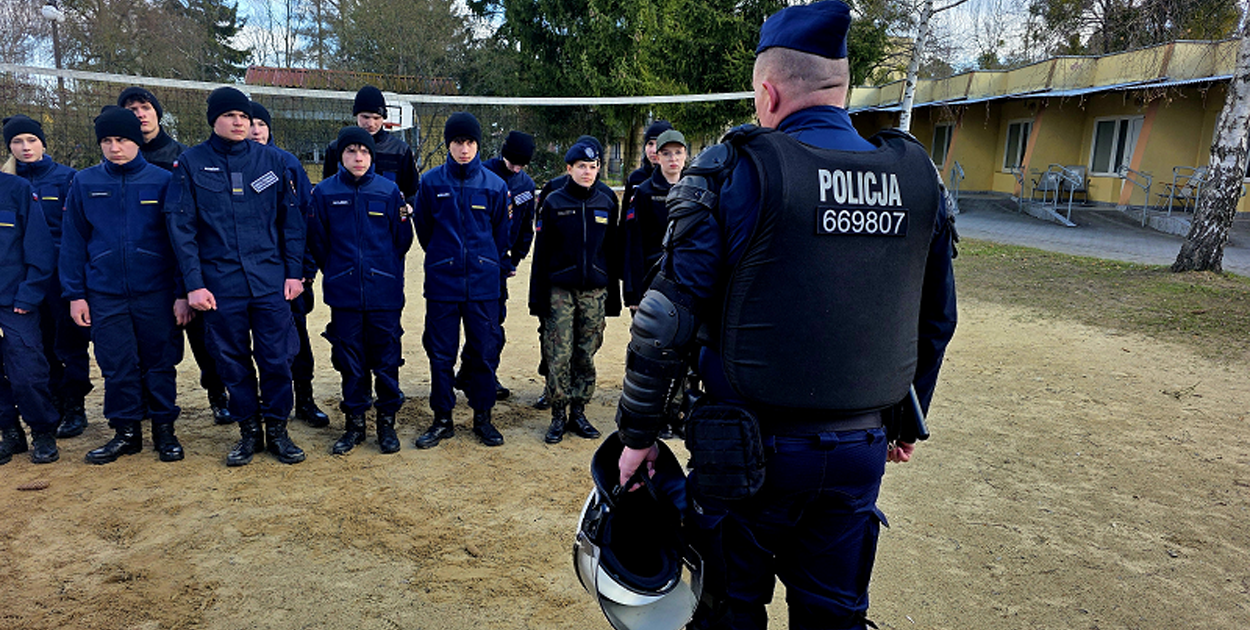 Policjanci szkolili młodzież klas mundurowych w Pieczyskach